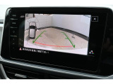 【リヤビューカメラ(Rear Assist)】後方確認や障害物検知をアシストし、安全な駐車をサポート。