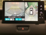 マルチビューカメラシステム搭載車です。お車の周囲を全方位でカバーします。後方・前方・両脇と、コンディションが悪い視界でもカラーモニターに映し出した映像がドライバーをサポートします。
