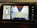 複数のカメラの映像をもとに、クルマを真上から見ているような映像をドライバーに提供し駐車をサポートする機能です。