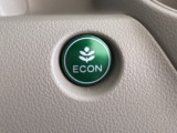 【eコンスイッチ】低燃費運転をサポートするECONモード。スイッチをONすると、エンジンやトランスミッション、A/Cなどを協調制御し、燃費の向上に貢献。エコドライブの効果を高めます。