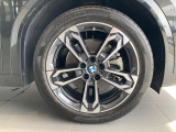 BMW純正19インチアルミホイールが足元を引き締め、スポーティな存在感を高めています。