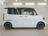 リアには左右スライドドアを採用。狭い駐車場でも開閉しやすく、強風の日でもドアが煽られにくくなっております。小さなお子さまやご年配の方も安心して乗り降りできます。