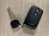 電子カードキーを携帯していれば、ドアハンドルやバックドアのリクエストスィッチを押すだけでドアの施錠、開錠が行えます。電子カードキーがないとエンジンが始動しない、盗難防止に役立つイモビライザー機能付
