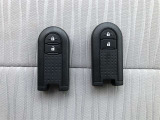 スマートキー2個有ります。家族で共有すれば自宅駐車場での入替えや旅行の時などに大変便利ですね。