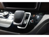 インパネシフトだから視線の移動も少なく足元もスッキリ♪運転席もゆったりしているのでゆとりを持ってドライブできますね!