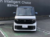 広さ・大きさを象徴する四角。そのかどをとり、まるくしたモチーフでぬくもり感と遊び心を表現。ハイウェイスターの凛々しさも表現しました。