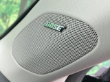 【BOSEプレミアムウンドシステム】メーカーオプションの高品位サウンドシステムを搭載。専用のチューニングが施された大小様々なスピーカーから良質なサウンドが奏でられ、臨場感あふれる音響空間を演出します。