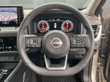 右、高速道路でアクセル、ブレーキ、ステアリングをサポートするプロパイロットの操作スイッチ。左、ナビ、メーターパネル内を操作するスイッチ。