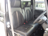 フロントは助手席と繋がったベンチシートで、運転席は高さが調整できるハイトアジャスター付きです。また、ハンドルも高さの調整が出来るチルトステアリングです
