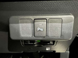 障害物に近づくと、警告音(ピーピー音)やディスプレイ表示で運転者に知らせ、安全な駐車をサポートします。