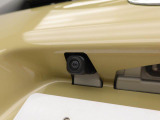 後退時に車両の後ろ側をモニター画面に表示します。車庫入れなどでバックする際に後方確認ができて便利です。車庫入れが苦手な人もこれで安心。