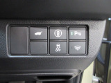 パワーテールゲートの開閉、横滑りを防ぐVSA等のスイッチ類は運転席の右側、手の届きやすい位置にあります。
