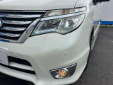 【LEDヘッドライト】悪天候や夜間走行時も良好な視界を確保し安心して運転できる高輝度LEDヘッドライトを装備!点灯速度が早く、消費電力も抑えられています。