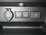 【シートヒーター搭載】シートを温めてくれる暖房機器です!長時間座っていると負担が掛かりやすい背中や腰、または冬場の寒い日に冷えやすい脚部に快適なぬくもりを♪