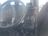 運転席ドア開放時の写真です。ドアトリムパネルの状態やステップ周りの擦れ、運転席シートのコンディションについて画像にてご確認ください。