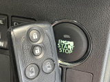 【キーフリーシステム】カバンやポケットに入れたままでもドアの施錠・解錠が可能なスマートキーを装備。エンジンのオン・オフ時もカギを取り出す必要が無いからとっても便利です♪
