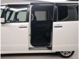 スライドドアの良いところは、乗り降りしやすく、隣の車両にドアをぶつける心配がないことですよね。片側電動スライドドアですから、運転席から開け閉めが操作できますよ。