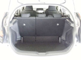 後席シートは分割可倒式です。乗せる荷物や乗車人数に合わせて片側ずつ倒すことが出来ます。