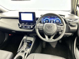 運転席まわりです。 各操作スイッチは使いやすい位置に配置されてます。