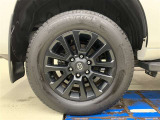 デザイン性にも優れた純正18インチアルミホイールです。