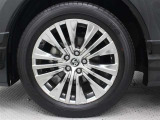 19インチアルミホイール(スーパークロームメタリック塗装)が装着されています。タイヤサイズ225/55R19