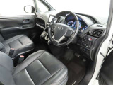 シンプルで使いやすいデザインの運転席です。