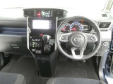 運転席からの視界はこんな感じです☆お気軽にご来店いただき、実際に座って是非お確かめください。ドライバーに寄り添う快適な操作フィールをもたらすステアリングです。