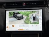 車を真上から見下ろしているような映像を画面に映します。周囲360度の死角をすべて確認できるため、狭い道でのすれ違いやバック駐車も怖くありません。障害物がひと目でわかり、大きな車体でも安全に運転できます