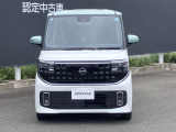 フロントガラスの上部には衝突軽減ブレーキの装置も付いており、より安全に運転を楽しんでいただくことができます。