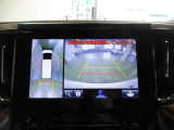 車両を上から見たような映像をナビ画面に表示するパノラミックビューモニター。