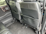 【後部座席】大人が座っても余裕のある広さです!!頭上や足元のスペースも広く取ってあります!