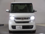 ハロゲンより明るく、より遠くまでさらなる安心感のあるLEDヘッドライトを採用。点灯忘れも防止できるオートライトコントロール機構付きです。