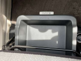 助手席下部にサンダル等小物が入るシートアンダートレー収納BOXが有ります。