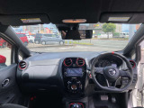 すっきりした運転席周りにはナビやエアコンの操作パネルを設置しておりますので、お一人での運転でもご安心できます。