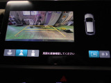 バックカメラの画像です。ガイドラインがスムースな車庫入れをサポートいたします。車庫入れの安心感がアップしますね。