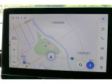 大画面10.5インチ。センター通信型コネクティッドナビの対応に加え、通信が途切れて万一保持する地図情報の外に出てしまった場合でも、続けてナビ機能が利用できる車載ナビ機能も搭載しています。