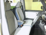 すわり心地の良い運転席・助手席です。長時間のドライブの疲れ軽減に貢献します。どうぞ快適なドライブを♪