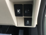 急速充電時は、車内の専用スイッチを操作することで充電口の蓋が開く仕組みです。車内からの操作に限定することで、誤接続や差し間違いを防ぐ安全性の高い設計となっています。