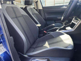 マイクロフリース素材を使用したスポーツコンフォートシート。欧州車らしく硬めのシートが体を程よくつつみこみ、長距離でも快適に運転できます。