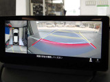 360度ビューカメラを搭載。4方の小型カメラの映像を処理し、車両真上からの映像に変換しています。