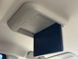 【フリップダウンモニター】大画面モニターで後席でもエンタメをお楽しみいただけます。小さなお子様にも大人気の装備です♪