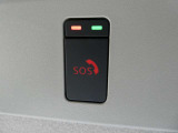 急病時や危険を感じた時、SOSコールスイッチを押すと専門のオペレータに繋がって、警察や消防への連携をサポートしてくれます。また、万が一の事故発生時には、エアバッグ展開と連動して自動通報します。