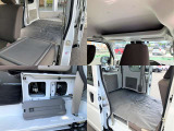 インストアッパートレイつき。車載工具はセカンドシート下です。