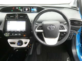 【徹底洗浄クリーニング実施済】運転席からの視界はこんな感じです☆お気軽にご来店いただき、実際に座って是非お確かめください。ドライバーに寄り添う快適な操作フィールをもたらすステアリングです。