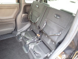 ◆チップアップ&ダイブダウン機構付【ULTR SEAT】は後席座面を左右分割で跳ね上げることができます。トランクで積載できない背の高い荷物をラクラク収納できます。ホンダ車ならではの人気装備です。