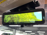 【スマートリヤビューミラー】後席の大きな荷物や同乗者で後方が確認しづらい時でも安心!カメラが撮影した車両後方の映像をルームミラー内に表示。クリアな視界で状況の確認が可能です!