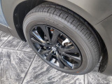 ポリメタルグレーの外観にマッチする黒いホイールです。流麗なCX-30のデザインに引き締まり感を与えるに十分です。