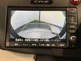 リバースギアに入れるだけで後方の表示へ切り替わります。夜間や雨の日の駐車も楽になりますよ。