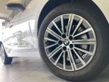 BMWの純正アロイホイールは軽量かつ強度にも優れているホイールで走行性能を引き上げる設計になっております。足元にもBMWは妥協がなくこだわっている個所になります。