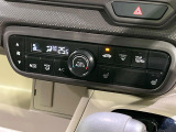 【オートエアコン】一度お好みの温度に設定すれば、車内の温度を検知し風量や温度を自動で調整。暑い&hellip;寒い&hellip;と何度もスイッチ操作をする必要はありません。快適な車内空間には必須の機能ですね♪